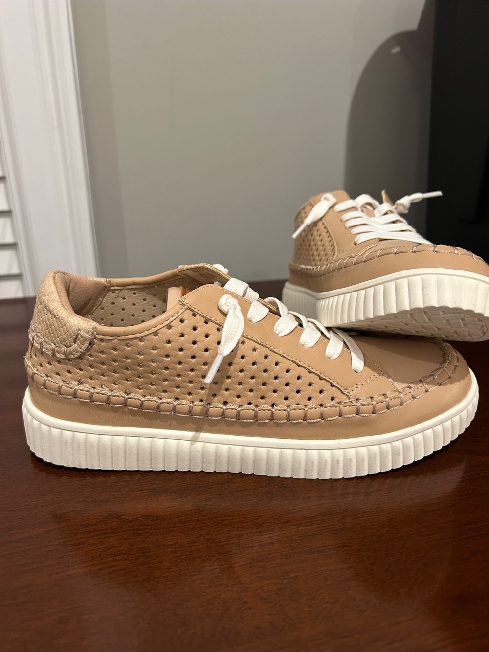 Yellow Box Tan Low-Top Lace-Up Sneakers / Worn Once! SZ 8 / tan & white